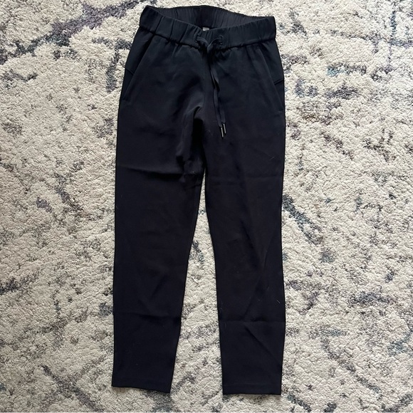 Lululemon On The Fly Pants Woven 27” in Black - Picture 3 of 6